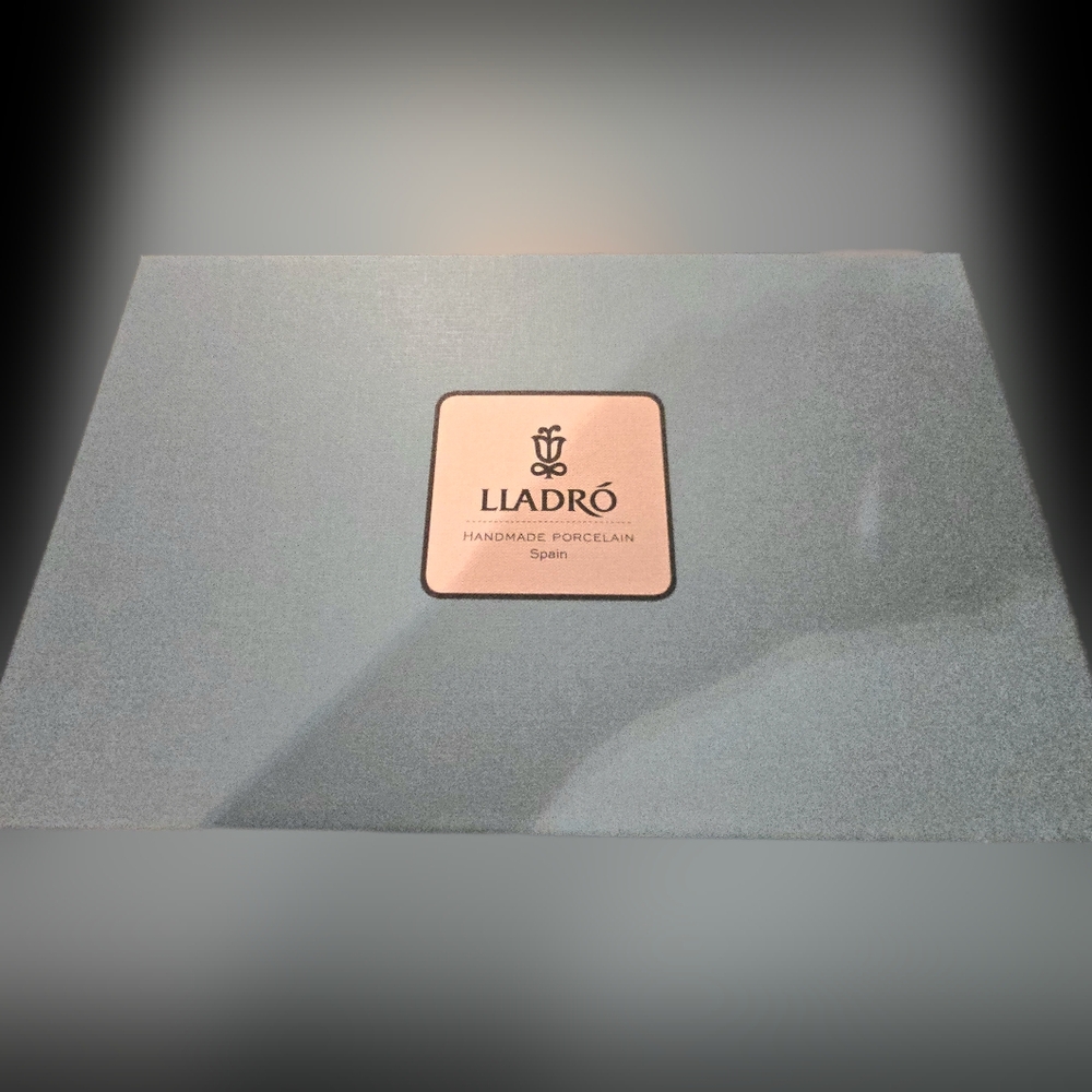 Elegant White Swan Figurines with Gold Accents - Picture 8 of 10